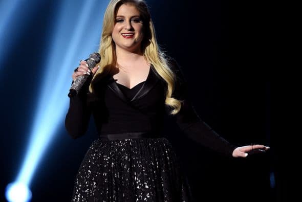 Meghan Trainor estuvo bellísma con ese vestido negro.
