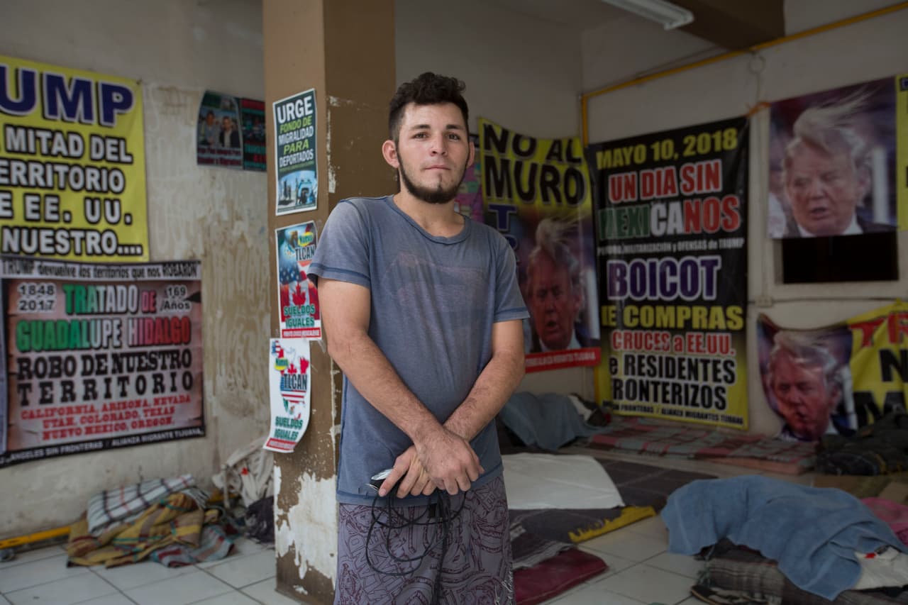 <b>Josué García, 22 años, Mexicali (Baja California). </b>En el 
<b><a href="https://www.univision.com/los-angeles/kmex/noticias/indocumentados/por-que-este-hotel-para-migrantes-en-mexicali-es-distinto-a-otros-refugios-en-la-frontera">Hotel del migrante deportado</a></b>, un albergue que renta las ruinas de lo que fue el famoso Hotel Centenario en el centro histórico de Mexicali, nos encontramos con Josué García, un joven de 22 años que dijo haber llegado allí huyendo de la mara. "En Honduras hay mucha delincuencia, los pandilleros quieren que trabajes para ellos robando y vendiendo droga
<b>.</b> Muchos evitamos problemas y por eso salimos de nuestro país", dijo Josué, quien, cuando lo encontramos, estaba esperando el mejor momento para tratar de saltar la valla y entrar a Estados Unidos.