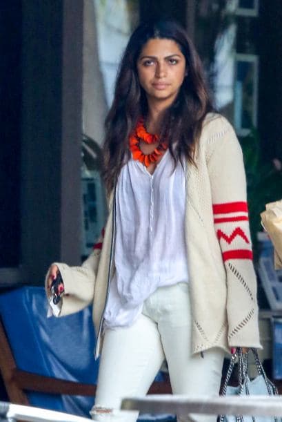 Detalles en rojo, por más mínimo que sean resaltarán tu atuendo, puedes llevarlos como estampado en una prenda o agregar algún collar o pulsera.