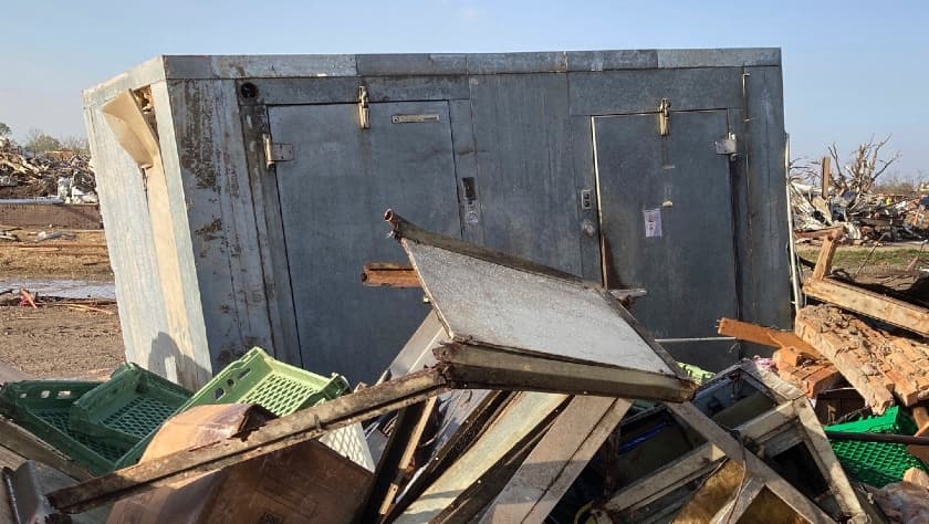 Ocho trabajadores de un restaurante en Mississippi sobrevivieron al tornado dentro de esta nevera