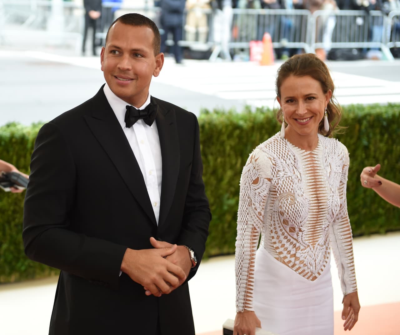 Públicamente compartió con Anne Wojcicki desde mayo del 2016, cuando asistieron a una gala en Nueva York. Graduada de Yale, la ejecutiva de 42 años y madre de dos niños, ha mantenido en privado los detalles del rompimiento con A-Rod.