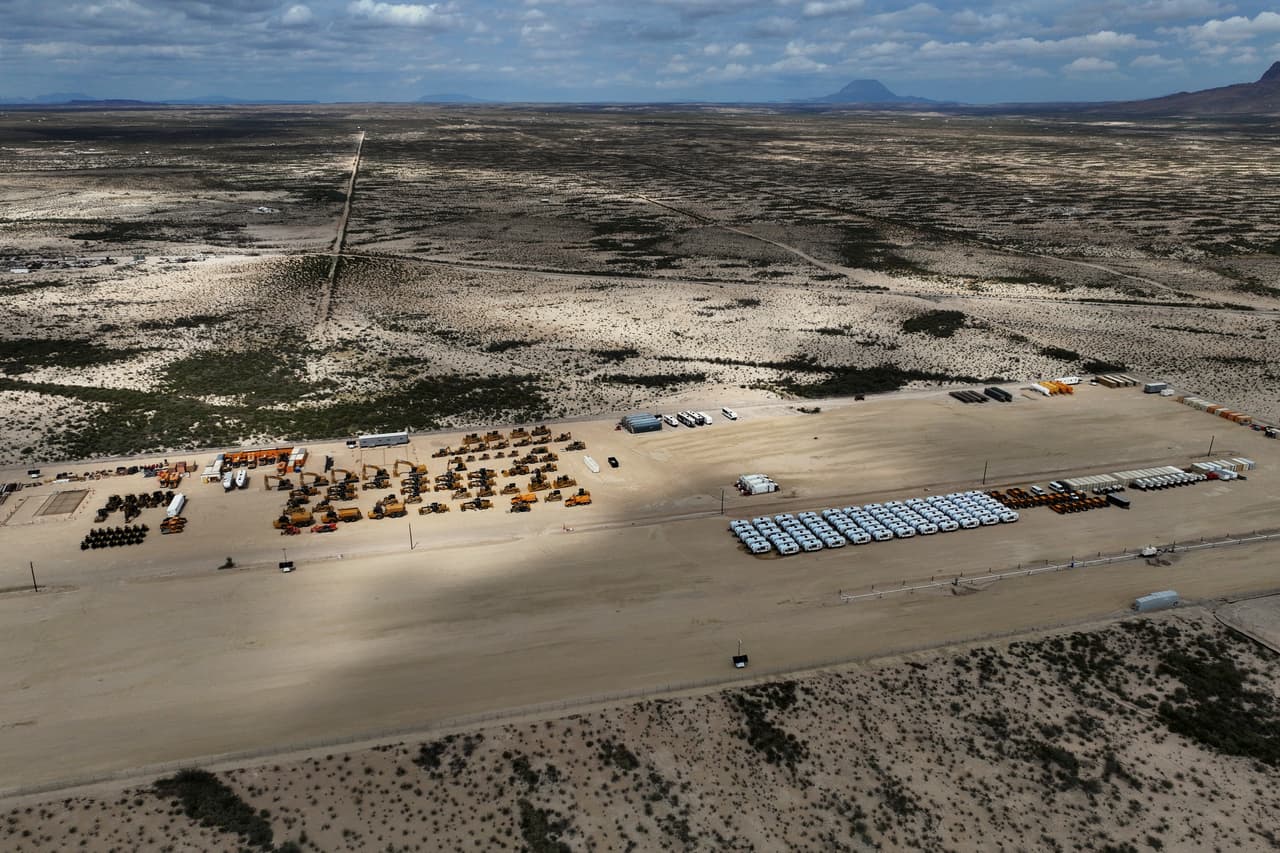 Maquinaria pesada destinada a trabajos en barreras fronterizas y carreteras se almacena en un depósito el viernes 25 de septiembre de 2026, cerca de Terlingua, Texas.