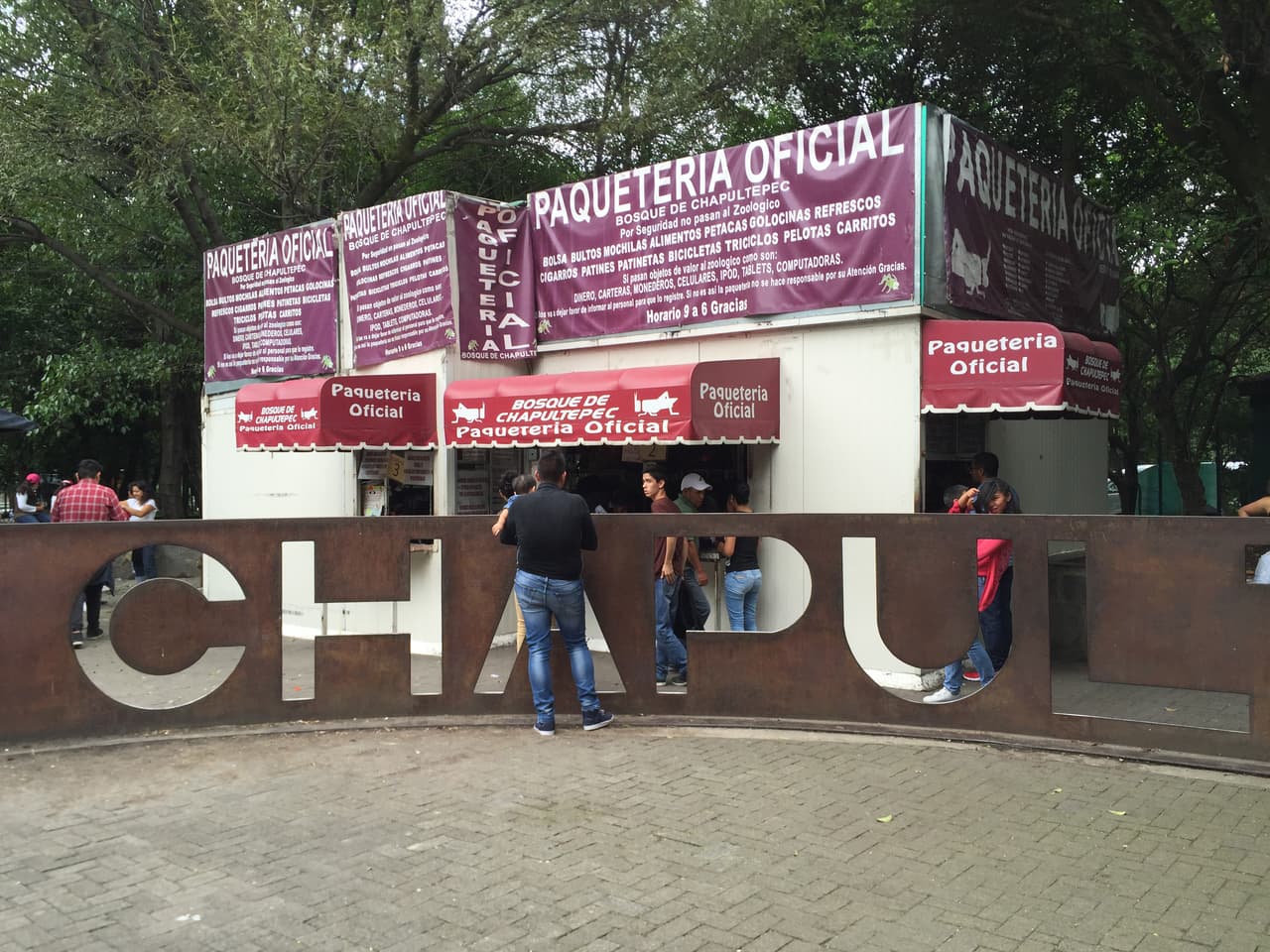 Paquetería, donde deben dejarse las bolsas por poco más de un dólar.