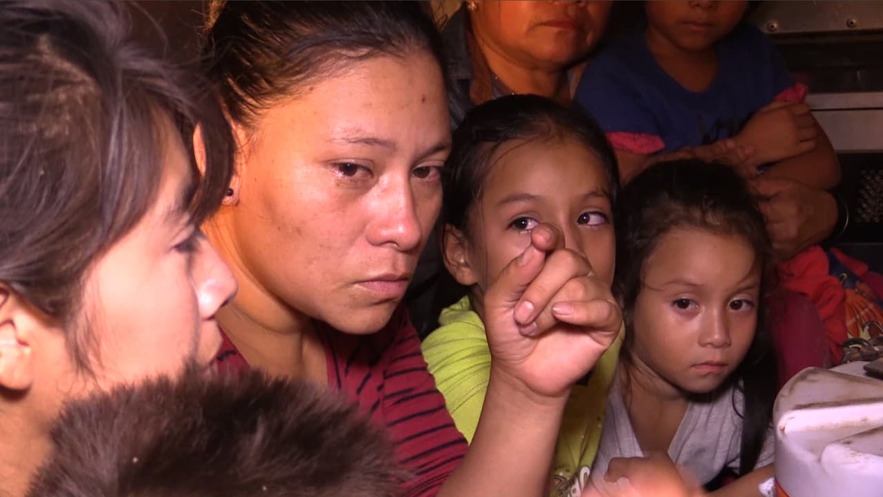 Son conmovedoras las imágenes de las madres con niños intentando entrar ilegalmente al país, dicen que para ofrecerles un mejor futuro.