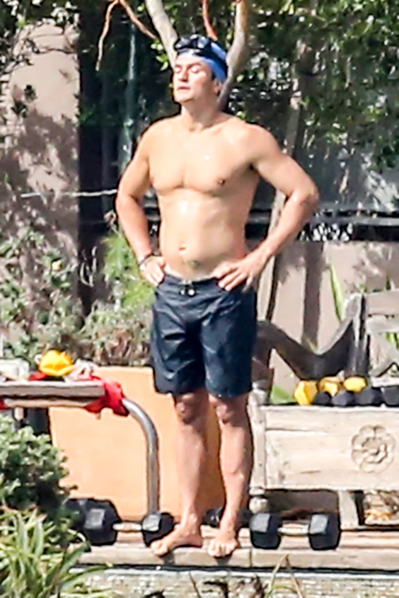 El guapísimo actor dejó poco a la imaginación mientras entrenada, ¡presumió sus "abs"!