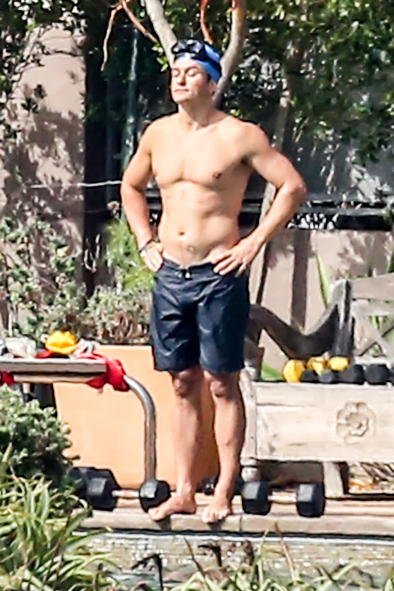 El guapísimo actor dejó poco a la imaginación mientras entrenada, ¡presumió sus "abs"!