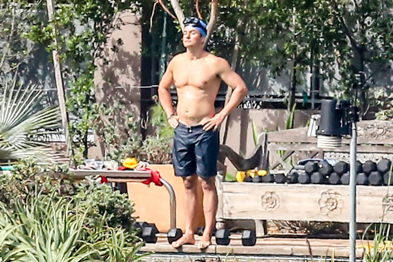 El guapísimo actor dejó poco a la imaginación mientras entrenada, ¡presumió sus "abs"!