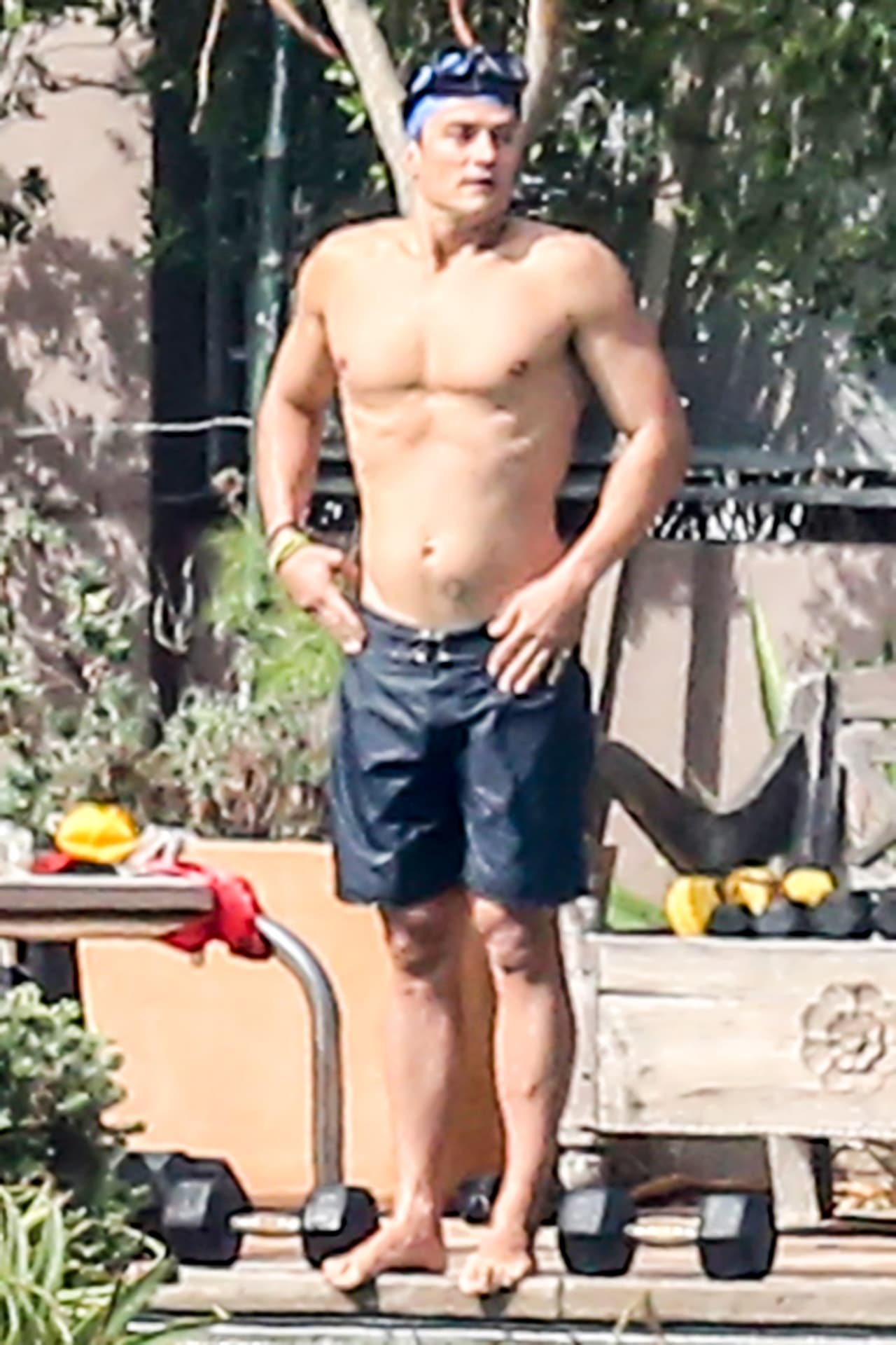 El guapísimo actor dejó poco a la imaginación mientras entrenada, ¡presumió sus "abs"!