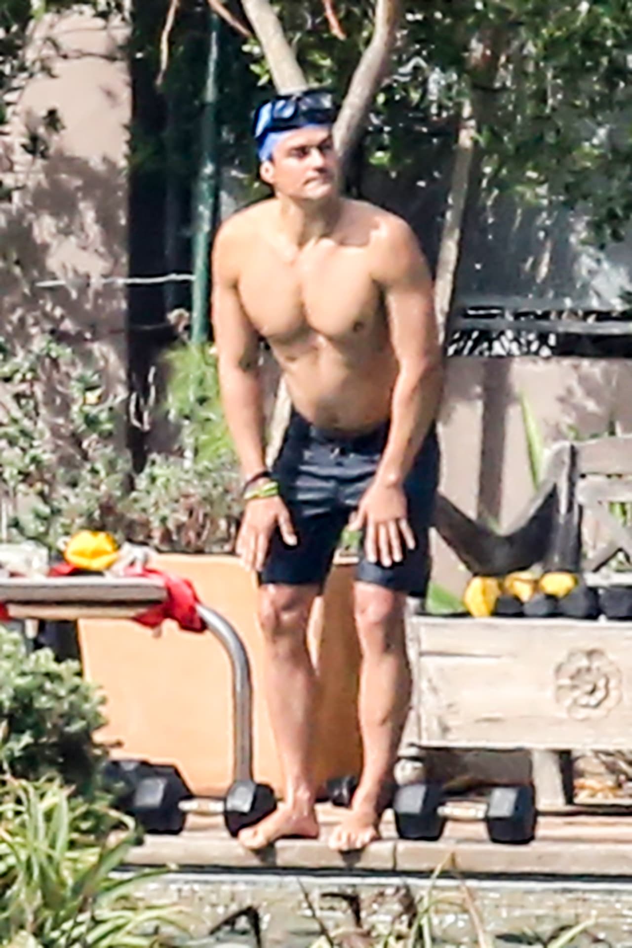 El guapísimo actor dejó poco a la imaginación mientras entrenada, ¡presumió sus "abs"!