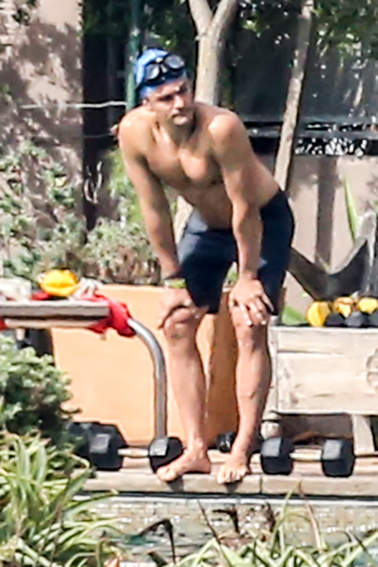 El guapísimo actor dejó poco a la imaginación mientras entrenada, ¡presumió sus "abs"!