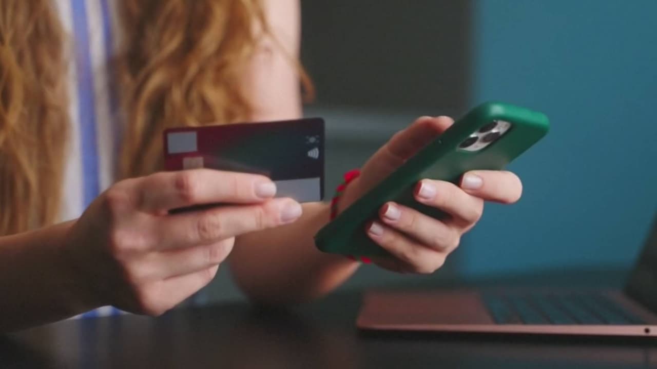 Trump pide a los bancos reducir por un año los intereses de las tarjetas de crédito al 10%