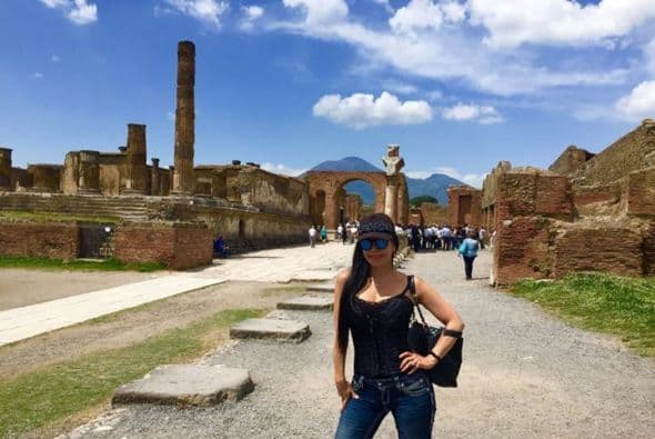 Maribel Guardia se encuentra de visita en Pompeya y compartió una hermosa foto dedicada a sus fans.