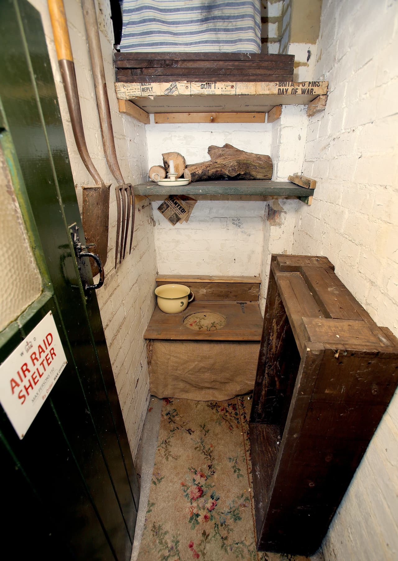 ¡La casa tiene su propia letrina en desuso! En las paredes hay mensajes y Ben recolecta madera porque no debe faltar.