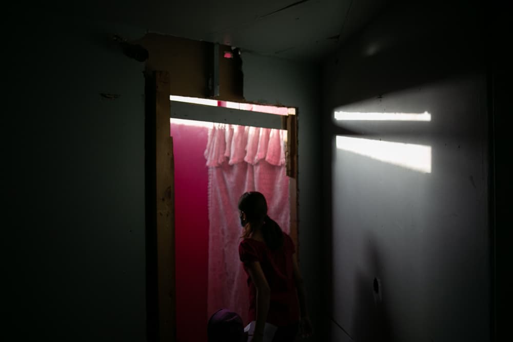 "Ningún albergue estaba preparado", dice Herrera al referirse al movimiento de migrantes llegando a Ciudad Juárez bajo Título 42. "A lo mejor 
<b>sí teníamos contemplado que se iba a disparar un tanto todo esto de las migraciones, pero no sabíamos que iba a ser tan rápido", </b>agrega.