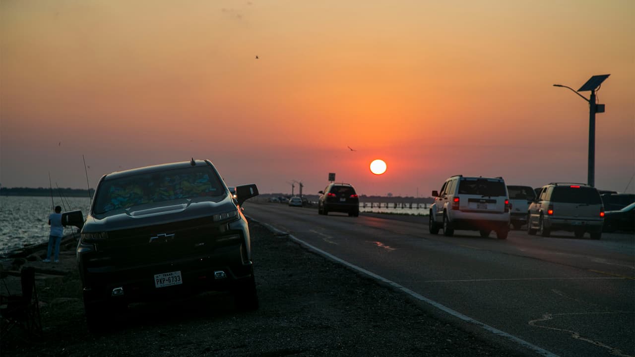Texas City Dike está a unas 
<a href="https://www.google.com/maps/dir/Houston,+TX/Texas+City+Dike,+Dike+Rd,+Texas+City,+TX+77590/@29.5769383,-95.2705937,11z/data=!3m1!4b1!4m14!4m13!1m5!1m1!1s0x8640b8b4488d8501:0xca0d02def365053b!2m2!1d-95.3698028!2d29.7604267!1m5!1m1!1s0x863f7765abd9aaa7:0x6ef5c896f529ab91!2m2!1d-94.8854653!2d29.3898492!3e0?hl=en-US" target="_blank">43 millas al sureste de Houston</a> y está abierto las 24 horas del día.
