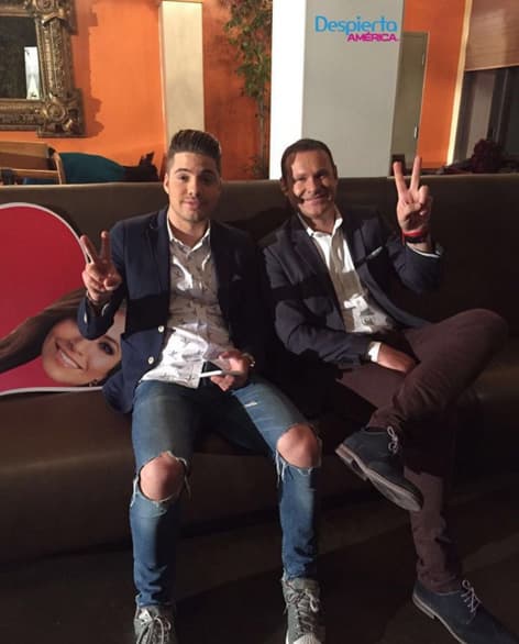 William y Alan descansando durante comerciales.