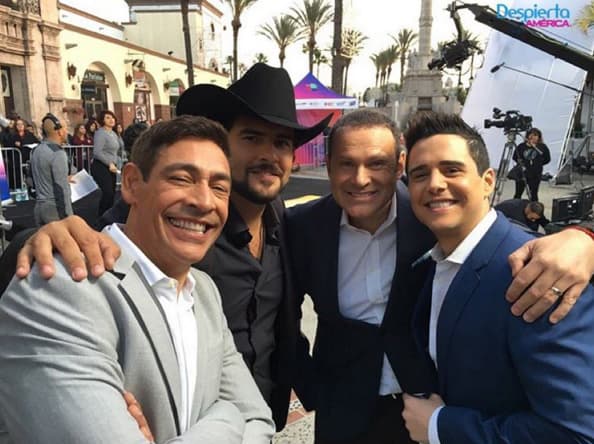 Los chicos echando chisme con Jery Bazúa.