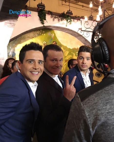 Nuestros conductores muy atentos, recibiendo instrucciones durante los comerciales.