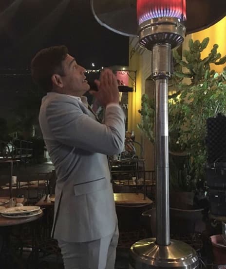 Sorprendimos a Johnny Lozada intentando agarrar calorcito.