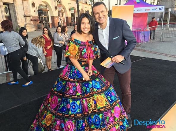 Angela, la hija del gran Pepe Aguilar, llegó lindísima a compartir y cantar para el público de Despierta América.