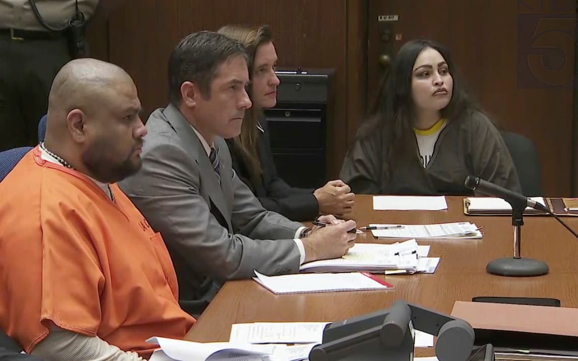 Isauro Aguirre y Pearl Fernández durante la audiencia de sentencia el jueves 7 de junio de 2018 en Palmdale, California. Fernández, quien se declaró culpable de asesinato de su hijo en febrero, fue condenada a cadena perpetua. Aguirre fue hallado culpable de homicidio en primer grado en noviembre del mismo año y sentenciado a muerte.