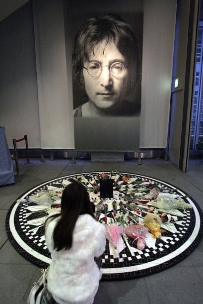 De igual manera se han puesto a decisión del martillo artículos tan extraños como el inodoro que el cantante tenía en su hogar de Tittenhurst Park, por el que pagaron más de mil dólares. "El inodoro podría tener algún valor, o no podría tenerlo, pero sin duda es uno de los objetos menos habituales que hemos vendido", comentó Stephen Bailey, organizador de la subasta.