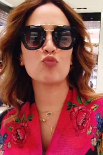 Las gafas de montura gruesa están en tendencia. Las que lleva Karla cubren sus cejas por completo.