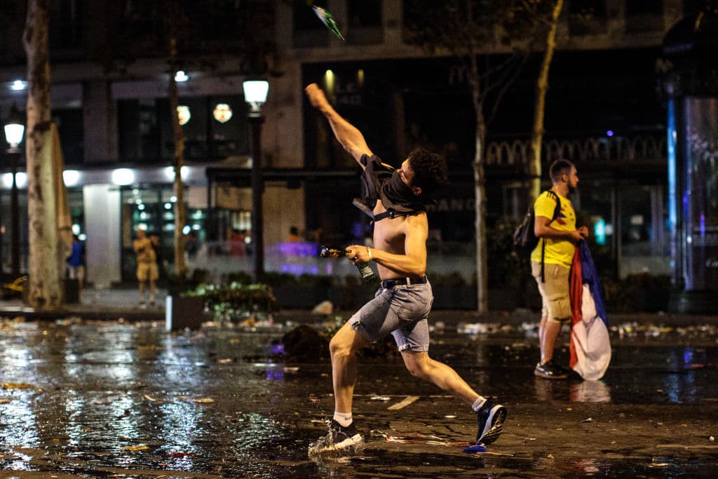 La madrugada en París fue escenario de enfrentamientos entre la Policía y cientos de personas tras la celebración del título de Francia en el Mundial de Rusia 2018.