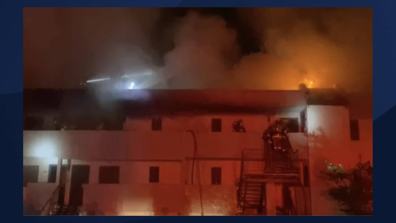 Según reportes, el fuego que se extendió hasta el techo del edificio de apartamentos de tres pisos. Los bomberos pudieron sofocar el fuego este viernes.
<br>