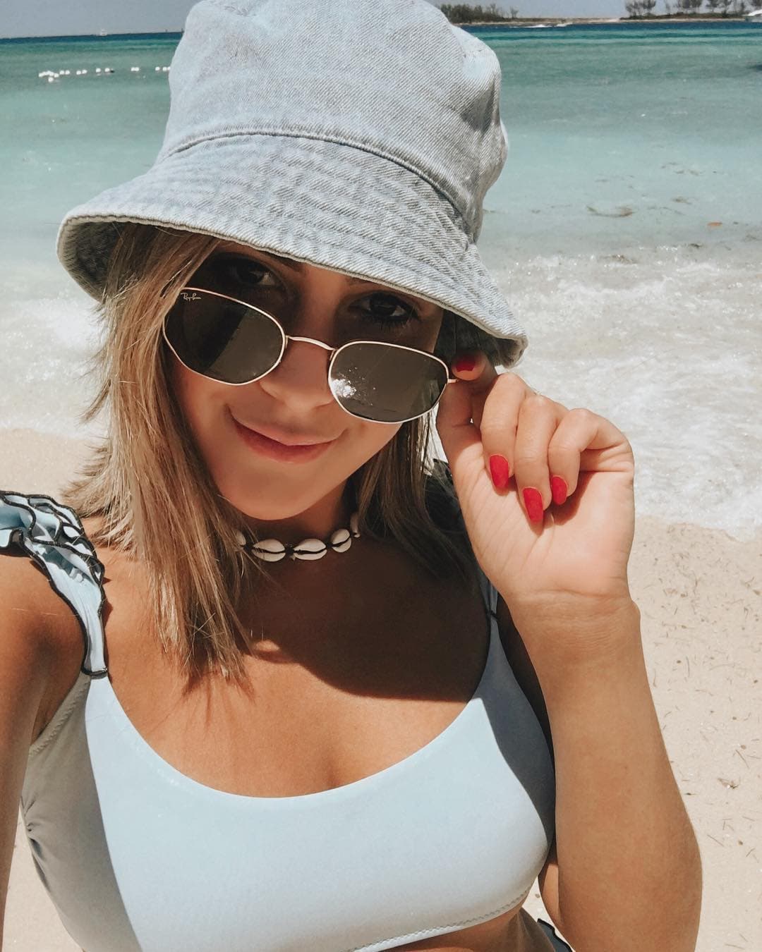 El sombrero 'denim' le da una vuelta a su 'outfit'. Revisa el contraste del color del traje de baño con sus uñas, sin duda, las manos y los pies son un accesorio más en la moda de playa.