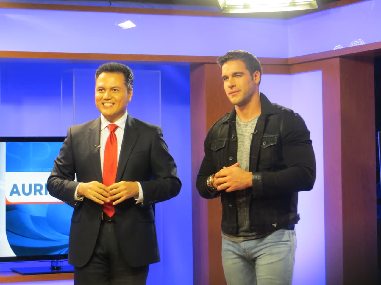 Como cantante no canta mal las rancheras tampoco pues abrió varios conciertos de Gloria Trevi.