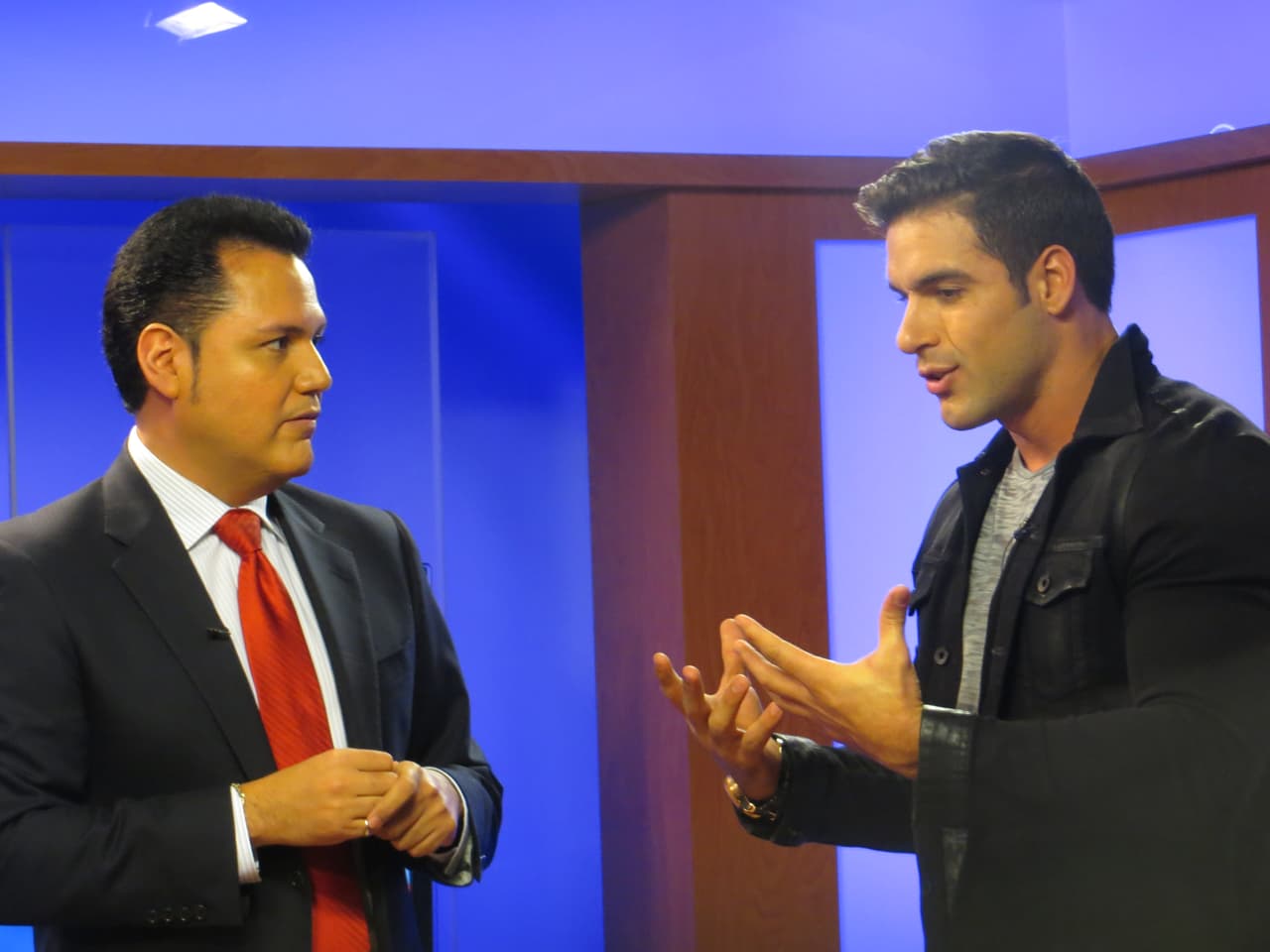 El guapo actor platicó con Auri sobre la telenovela "Yo no creo en los hombres".