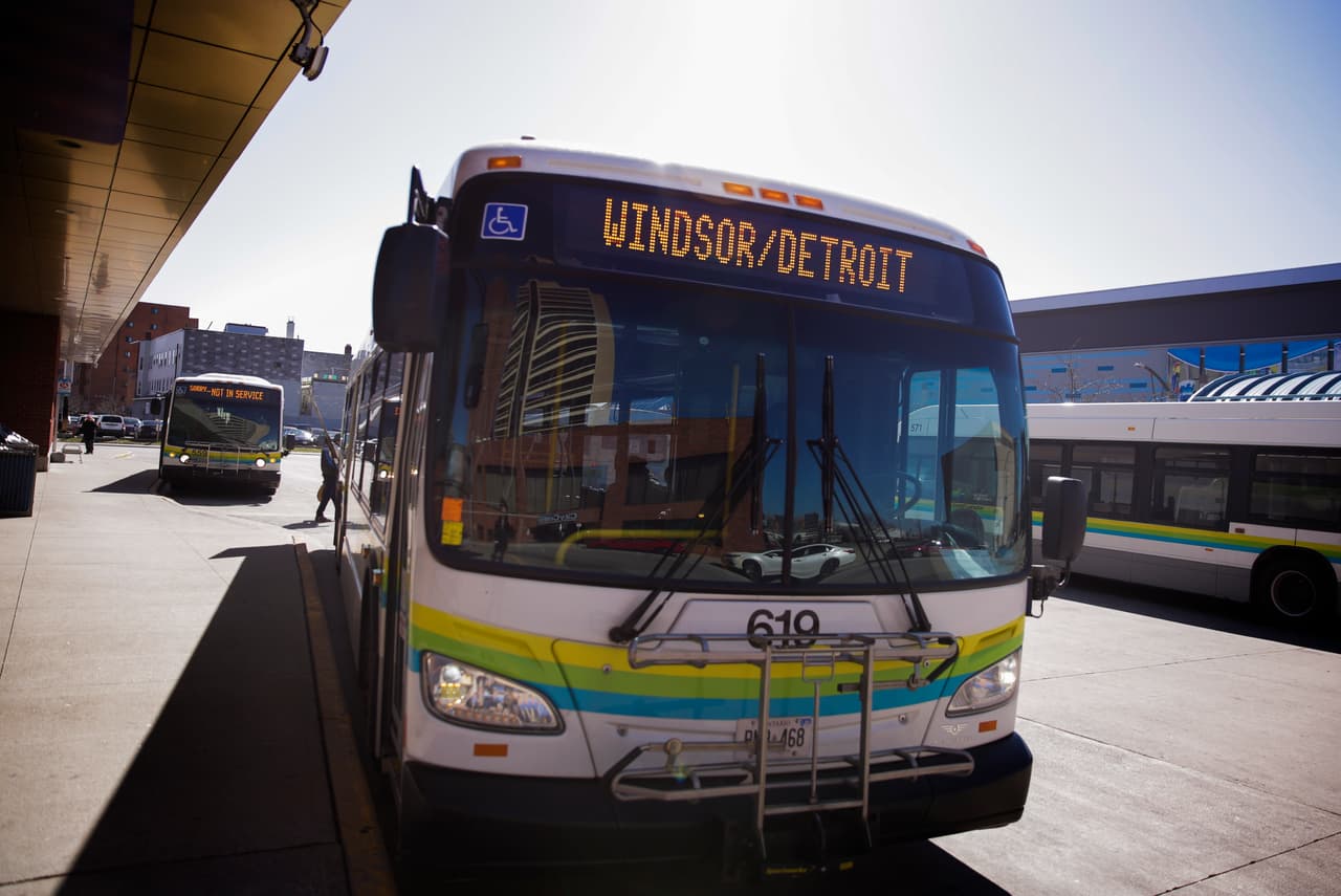 El bus del túnel entre Windsor y Detroit parte cada media hora desde el centro de la ciudad canadiense.