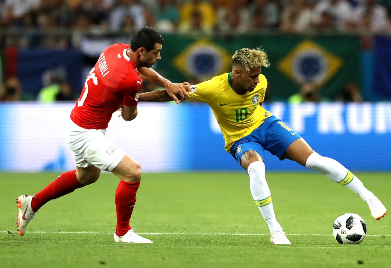 Blerim Dzemaili fue otro de los volantes que ejerció presión a Neymar cuando tuvo la posesión del balón.