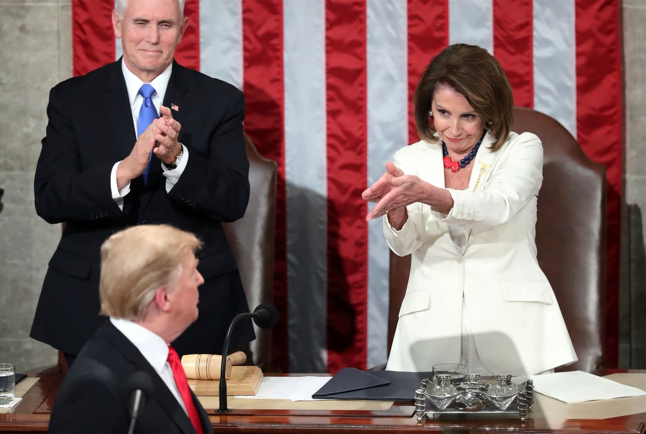 <b>4. El papel de Nancy Pelosi</b>
<br>La jefa de la Cámara de Representantes durante el gobierno de Trump jugó un papel de contrapeso, pero en el primer discurso ante el Congreso la demócrata fue cordial y destacó la diplomacia de Trump en el Capitolio, algo que no duraría mucho.