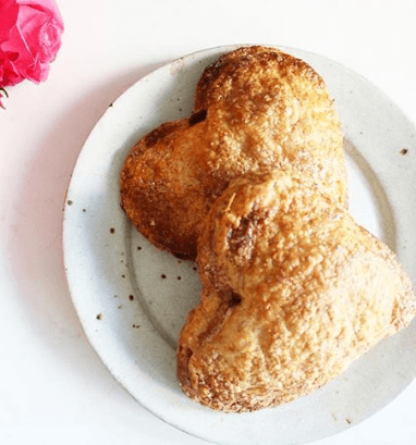 Para los paladares más dulces, 
<a href="https://www.instagram.com/explore/locations/921821837/winston-pies/">Winston Pies,</a> una panadería artesanal de Los Ángeles estará ofreciendo pequeños corazones rellenos de chocolate para los enamorados.