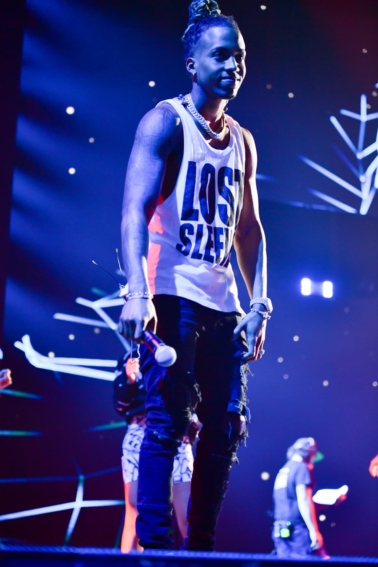 Su playera con la leyenda "mangas perdidas" es todo lo que Amenazzy necesitaba para coquistarnos. El intérprete llevó pantalones cargo, cadena al cuello, reloj en la muñeca y un peinado muy particular.