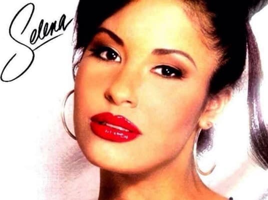 29. Tras haber recibido un impacto de bala por la espalda, con un arma disparada por su entonces asistente Yolanda Saldivar, Selena fue declarada muerta a las 13:05 horas del 31 de marzo de 1995.