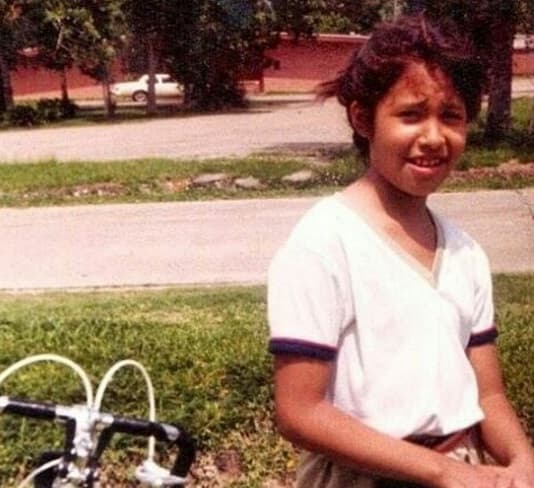 Selena creció en el seno de una familia de origen mexicano de Texase inició su carrera musical a los 9 años en el restaurante "Papagayo's", propiedad de la familia Quintanilla, en una banda creada por su padre en la que su hermano tocaba el bajo y su hermana, la batería.