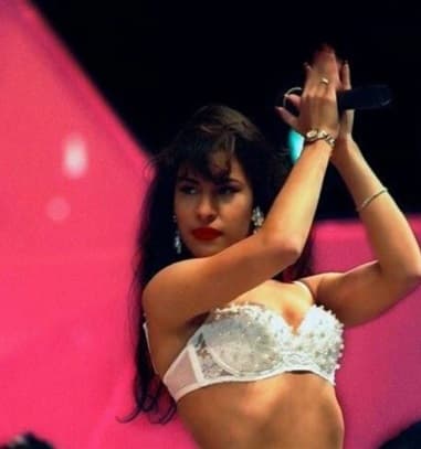 En 1991, Selena es invitada a grabar el tema "Buenos Amigos", del cantautor salvadoreño Álvaro Torres, logrando el número uno en la lista de Billboard. Para 1992, la cantante y el compositor grabarían el videoclip del tema, siendo el primero en la carrera de la intérprete de "Carcacha".