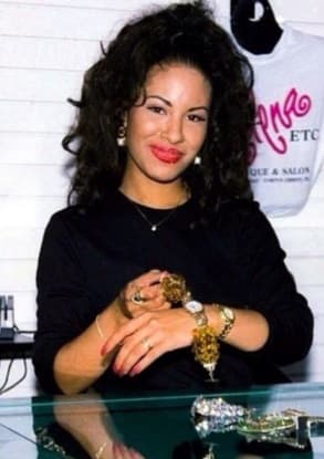 "Selena Etc." fue el nombre de las boutiques que abrió la cantante para poner a la venta sus diseños, joyería y accesorios. La revista Hispanic Business reportó en su momento que la tejana había ganado $5 millones de dólares gracias a este negocio.