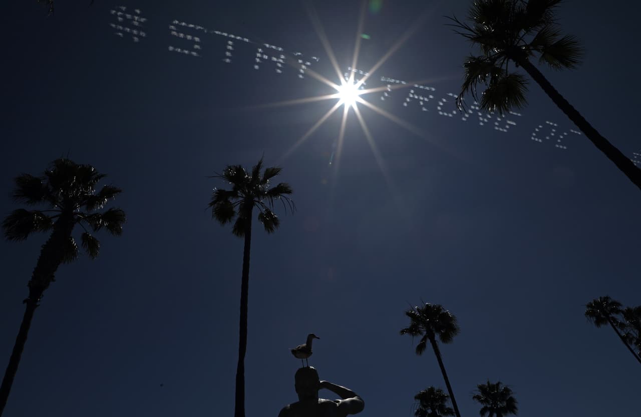 En el cielo, sobre la estatua de Ben Carlson Memorial, el mensaje #StayStrongOC buscaba dar ánimo a la comunidad del condado en medio de la crisis del coronavirus.