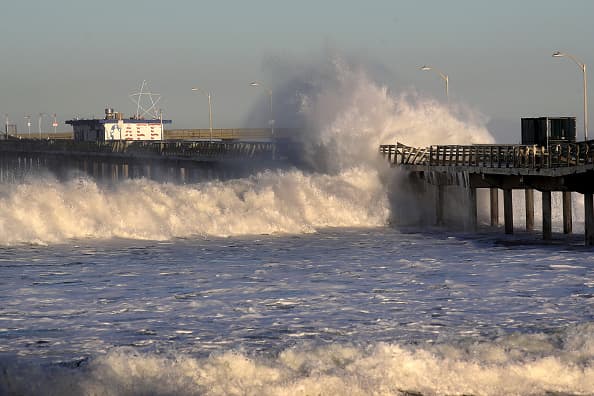 "California se verá muy afectada por el aumento del nivel del mar. Por ejemplo, se proyecta que San Francisco verá un aumento de entre 1.1 y 2.7 pies para 2050, y para 2100 podría experimentar entre 2.4 y 6.9 pies de aumento del nivel del mar con un potencial de más de 10 pies de aumento si hay un derretimiento extremo de la capa de hielo de la Antártida occidental, según un estudio sobre el aumento del nivel del mar del estado de California.