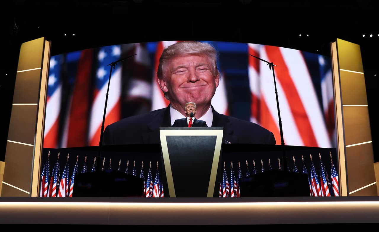 <b>Un presidente sin ninguna experiencia política</b>. Trump ha roto decenas de normas de la política tradicional. Desde el modo de hacer campaña, hasta cometiendo exhabruptos que a cualquier político de carrera le hubiera costado la nominación. Pero si algo cabe destacar de la llegada del millonario al puesto mayor de este país, 
<b><a href="http://www.univision.com/shows/noticiero-univision/militares-y-multimillonarios-sin-experiencia-politica-destacan-entre-los-miembros-del-gabinete-de-donald-trump-video" target="_blank">es que se trata del primero en no tener ninguna experiencia en política ni en cargos públicos. </a></b>