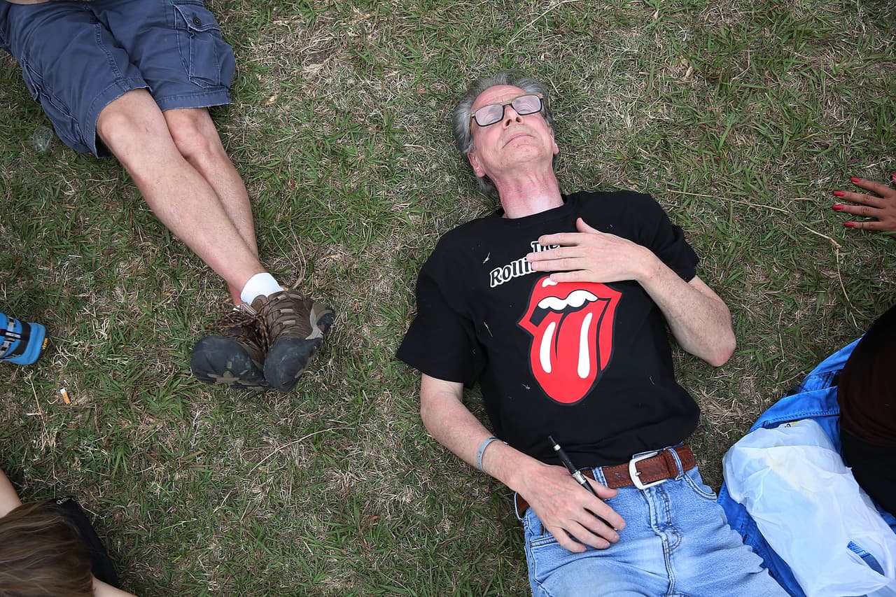 Y millones no lo olvidarán... como este señor ahí tirado de la emoción.