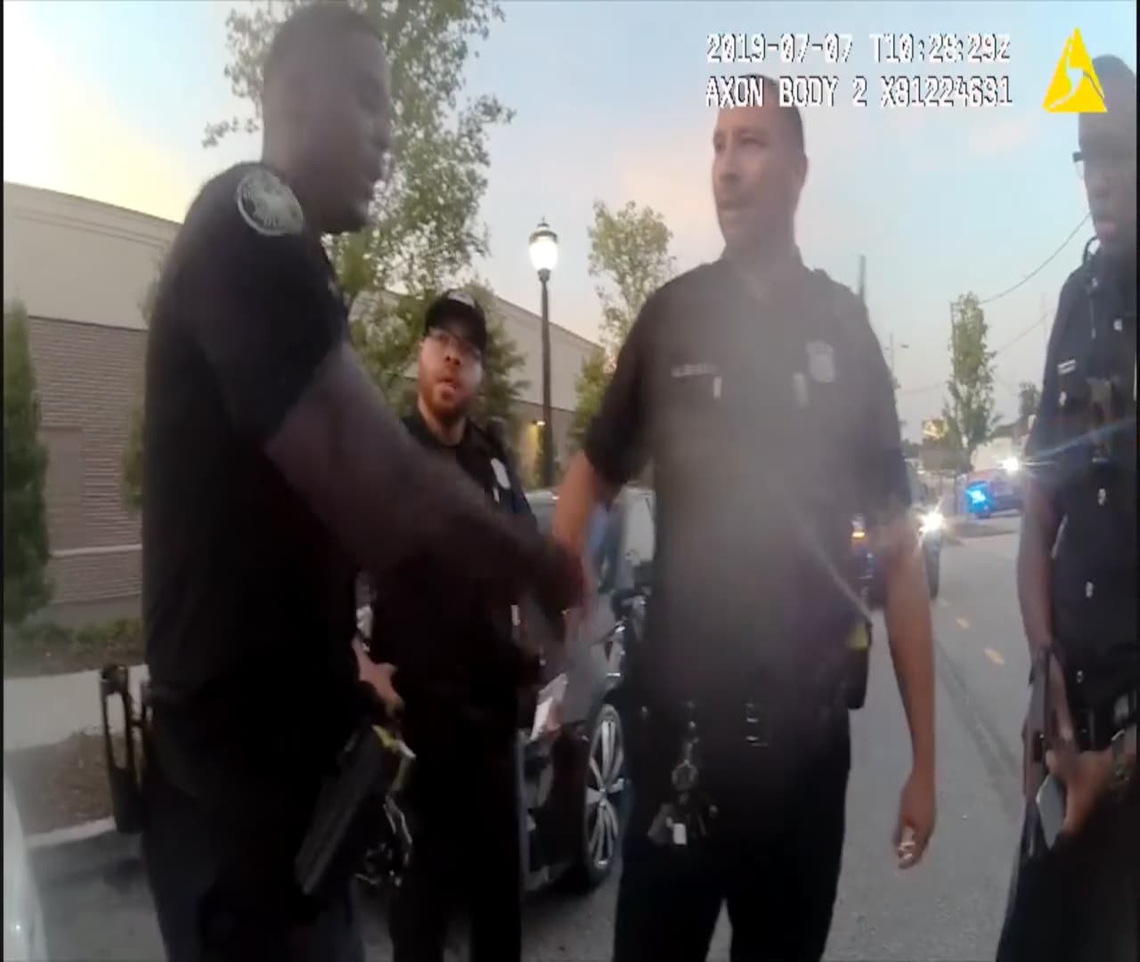 En ambos casos, "el oficial Silva hizo una diferencia, y fue más allá por la seguridad de las personas que estaban cerca y sus compañeros oficiales", indicó la Policía.