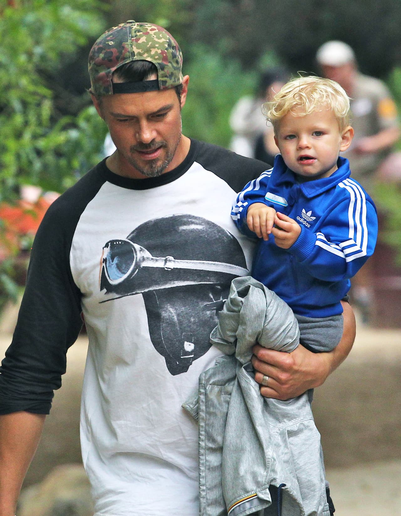 El pequeño Axl estaba en brazos, súper feliz.