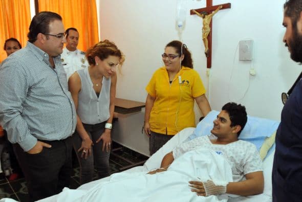 El gobernador se trasladó al Hospital Metropolitano de Acayucan para reunirse con los cuatro sobrevivientes del accidente. Crédito: Gobierno de Veracruz