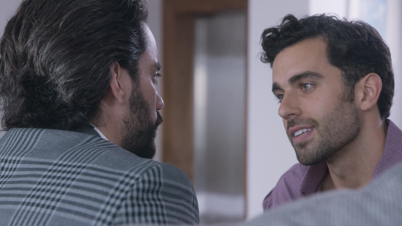 Alejandro y Miguel son pareja en secreto desde hace tres años.