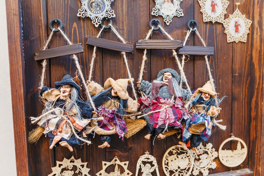 Mira por ejemplo estos adornos que se venden por todo Rusia no sólo para la Noche de Brujas o Halloween, sino durante todo el año, puesto que la Baba Yaga se aparece cuando se le antoje.
